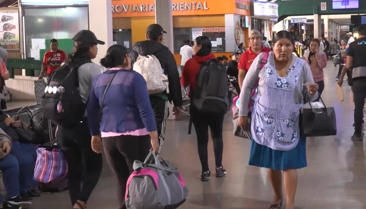 Escasez de diésel frena viajes a Cochabamba en plena festividad de Urkupiña