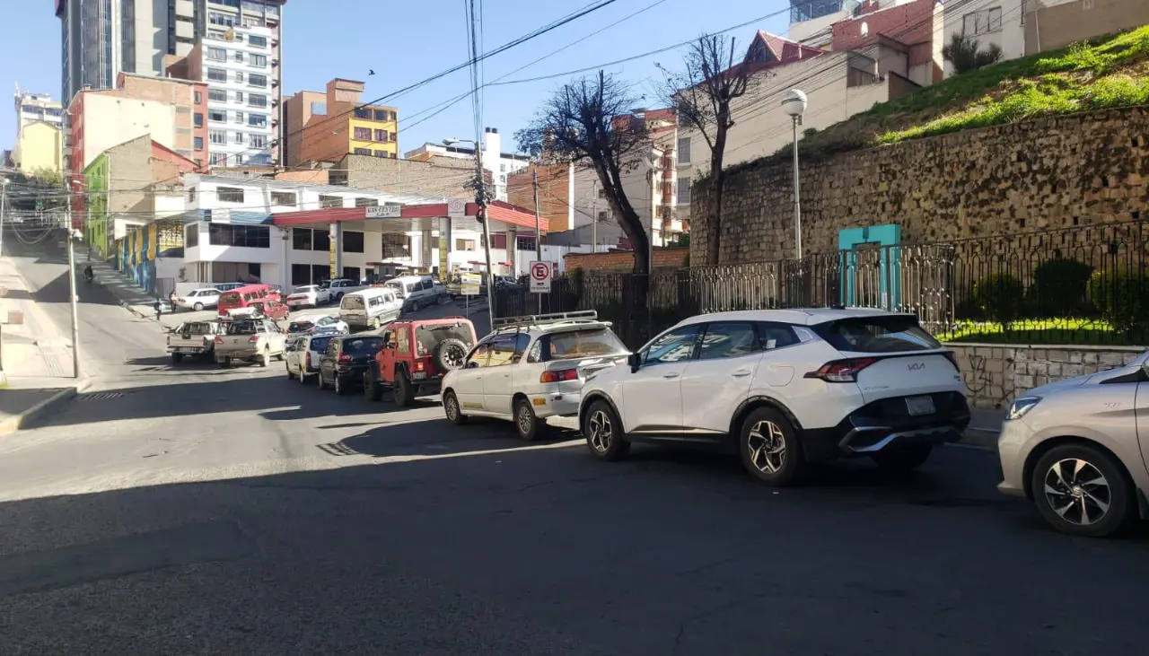 Ante las filas en busca de combustible, YPFB reporta el despacho diario de 14 millones de litros