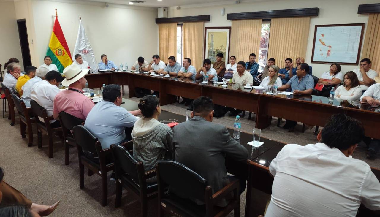 Emergencia por diésel en provincias cruceñas: YPFB y Amdecruz trazan una agenda de seis puntos