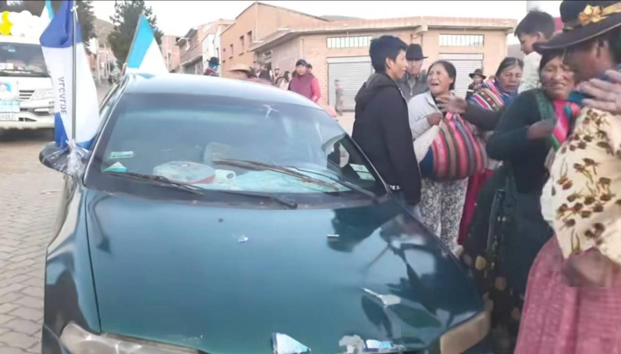 Un vehículo invade un evento de campaña electoral y mata a una persona 