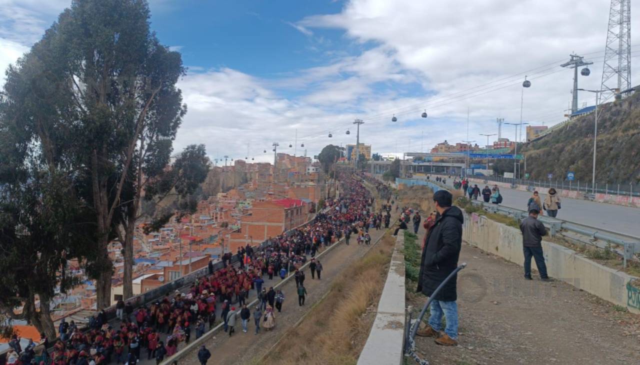 Sectores campesinos marchan hacia el centro de la sede de Gobierno para exigir la renuncia de Paz