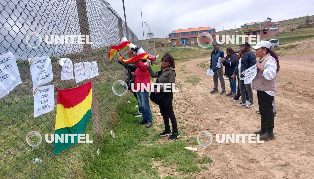 Con pancartas y la tricolor, activistas llegan a puertas de Chonchocoro en apoyo Luis Fernando Camacho