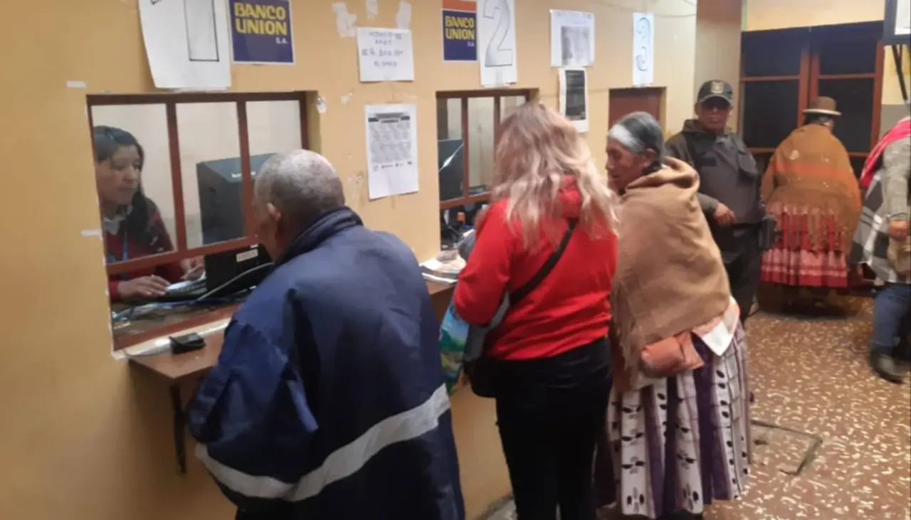 Paz aprueba mediante decreto el incremento del 18,12% a la renta de jubilados del Senasir