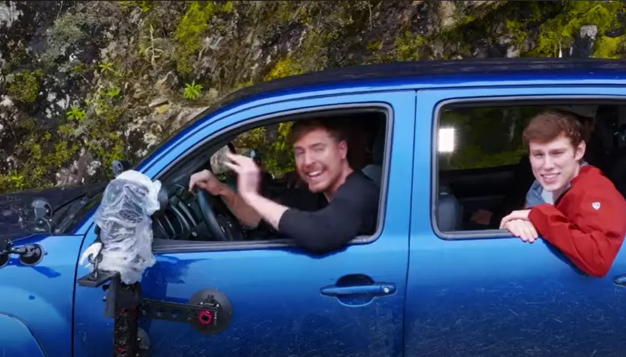 Video: MrBeast recorre la Carretera de la Muerte y la califica como el tercer lugar “más mortal de la Tierra”