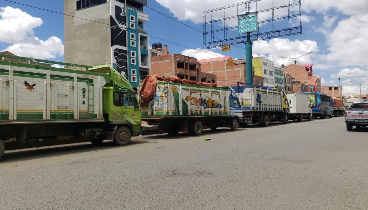 “Ya no llegamos ni a la casa”: Los choferes se quejan por las filas por combustibles, que no desaparecen en La Paz y El Alto