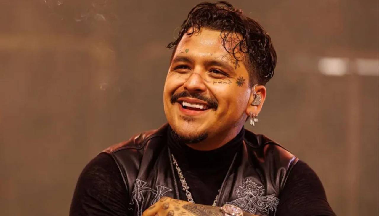 Video: Christian Nodal improviso un concierto a la salida del Estadio Azteca