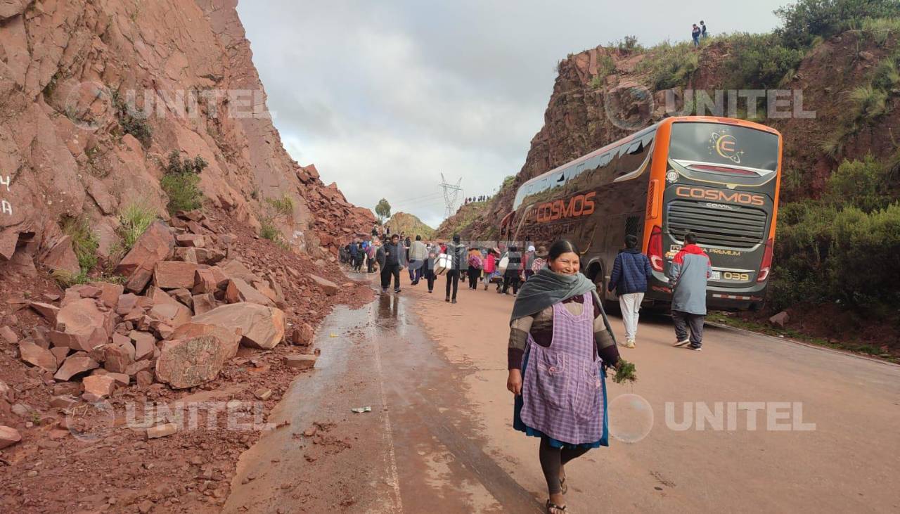 ABC comunica restricción vehicular por derrumbe de “rocas de magnitud” en la carretera Cochabamba-Oruro 