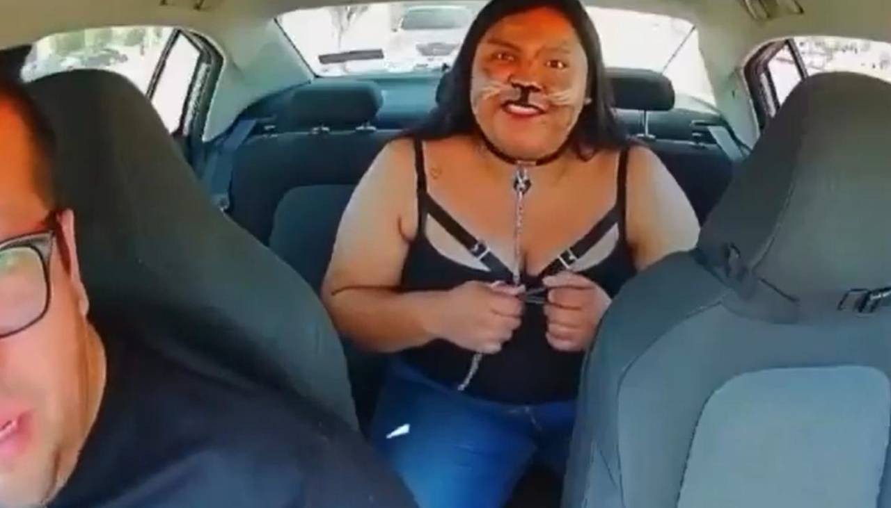 Video: mujer identificada cómo therian es bajada de un taxi por responder como un perro