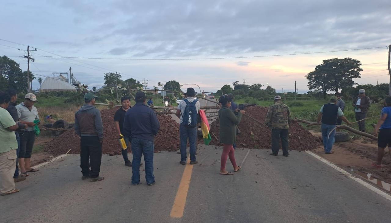 Se reactiva el bloqueo en la vía Santa Cruz - Trinidad a la altura de San Julián; pobladores exigen abastecimiento de combustible