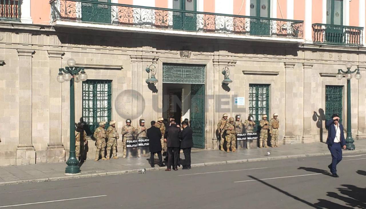Tras las refriegas, la Policía refuerza el anillo de seguridad de la plaza Murillo; los militares custodian el Palacio