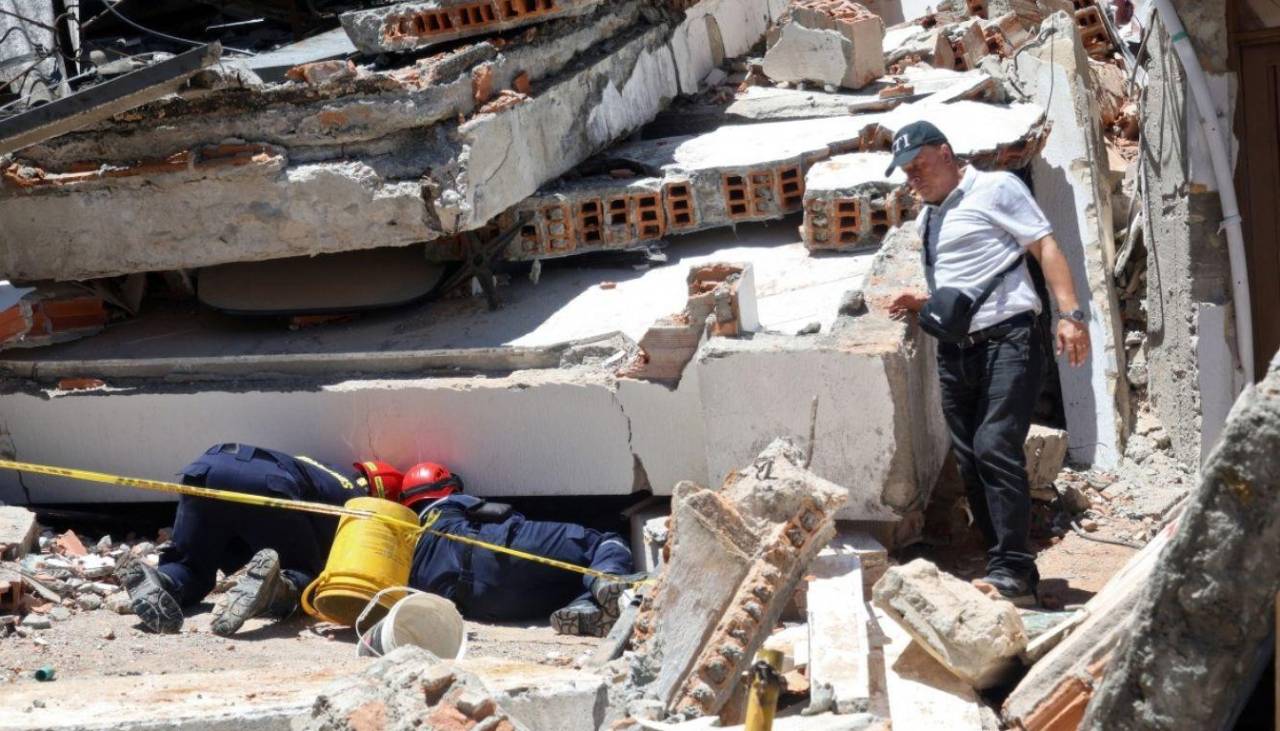 Socorristas buscan sobrevivientes del potente terremoto en Colombia que deja más de 132 muertos 