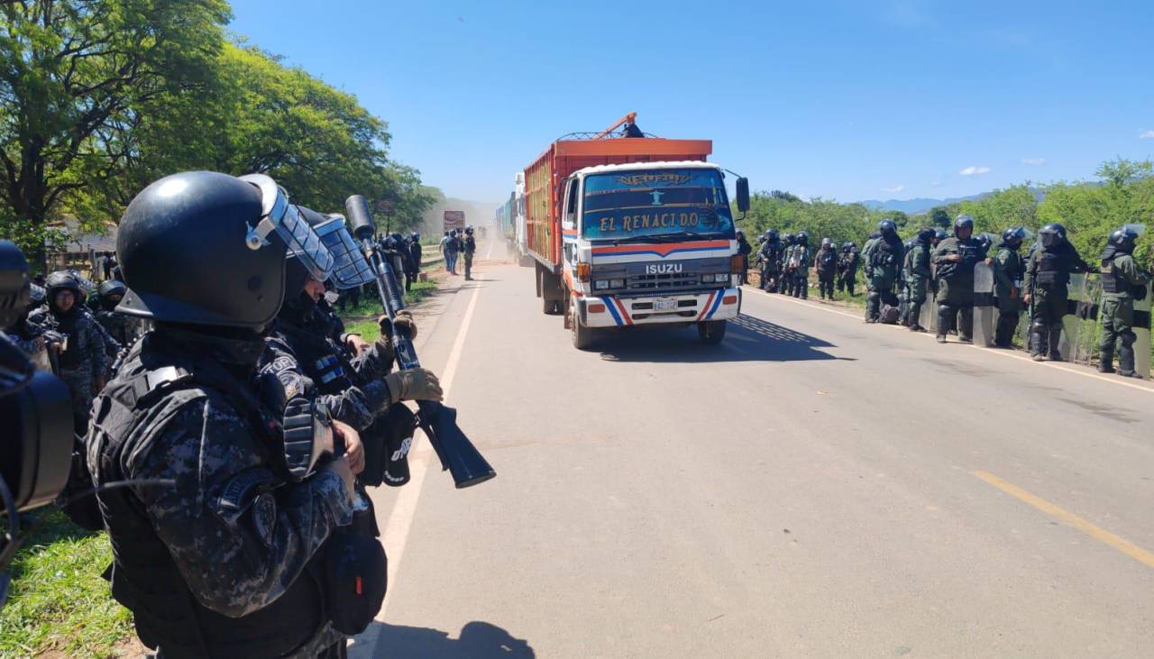 Policías y civiles liberan Mairana y comienzan a circular vehículos tras ocho días de bloqueos en esta zona