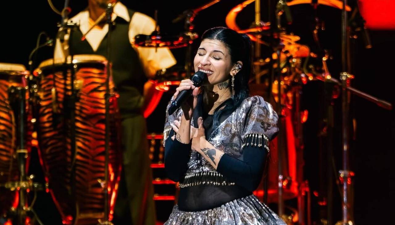 Cazzu sorprendió al lucir un anillo con bolivianita durante su concierto en La Paz