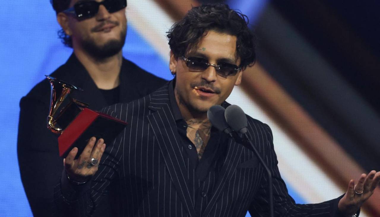 ¿Se olvidó de Ángela Aguilar? Así fue el discurso de Nodal en los Latin Grammy 2025