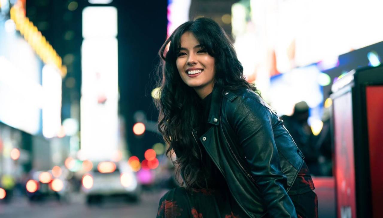 Boliviana conquista con su voz en Nueva York al cantar ‘Como la flor’