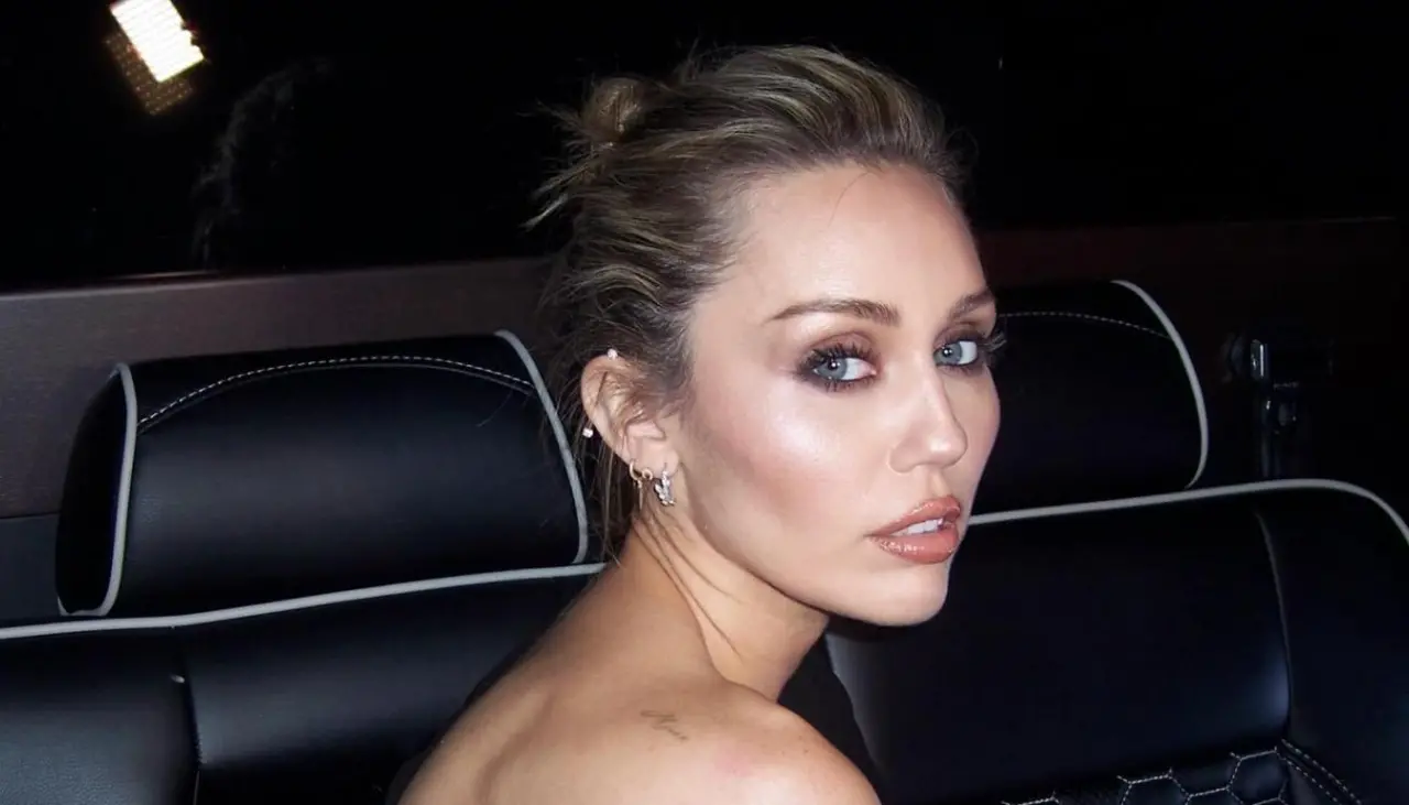 Miley Cyrus celebra los tres años del lanzamiento de ‘Flowers’, un himno global de amor propio