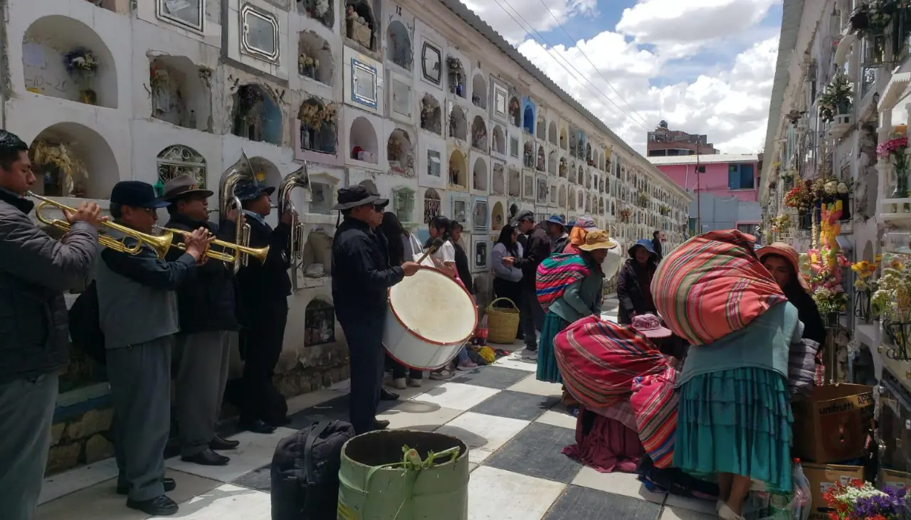 Todos Santos: Familias despiden a las “almitas” con música, oraciones y tradición