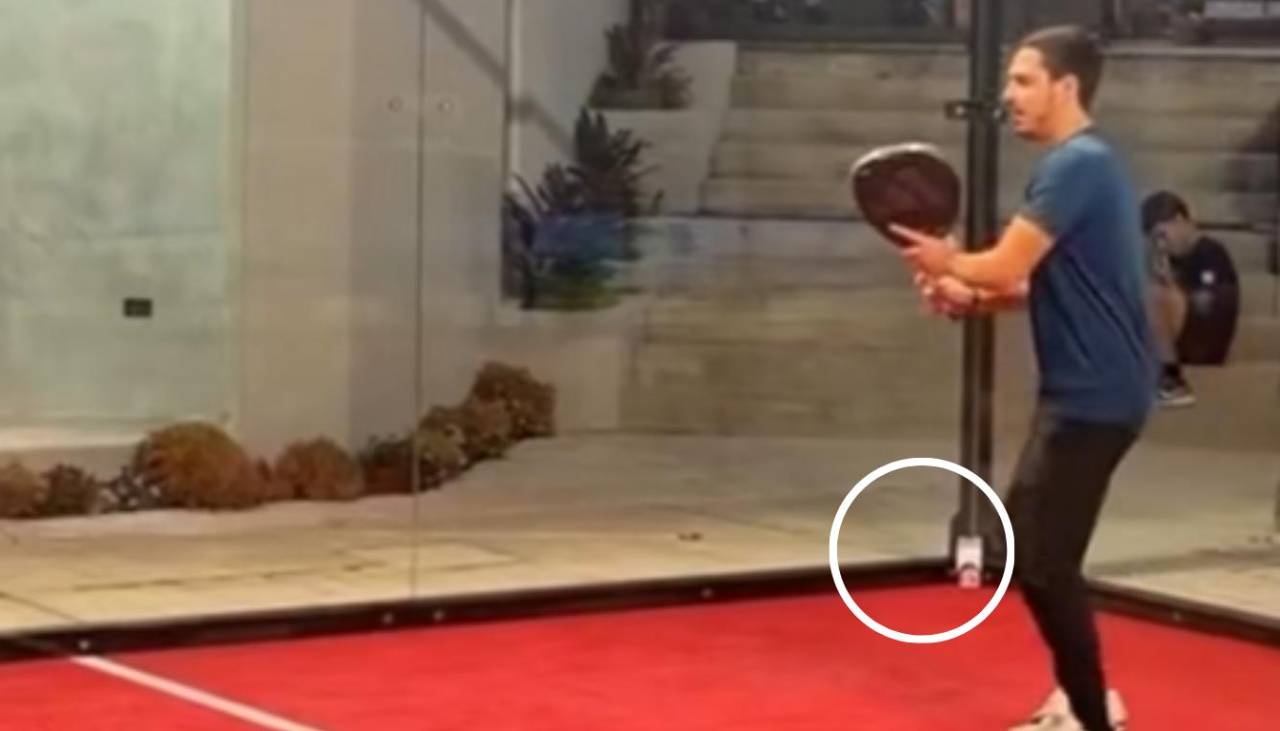 Joven juega pádel mientras su novia lo ve en videollamada