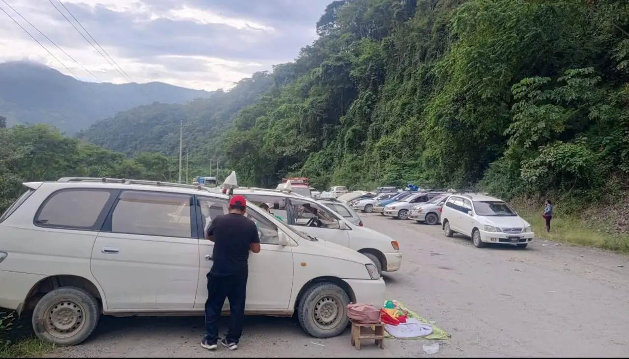 La Paz: persiste bloqueo en el ingreso a Caranavi por la gasolina y el estado de las carreteras
