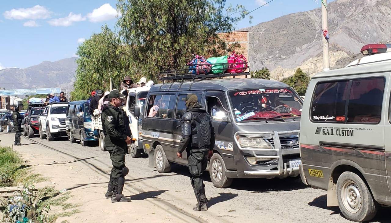 “Estábamos secuestrados”, dice vecina tras operativo que desbloqueo la vía hacia Río Abajo en La Paz