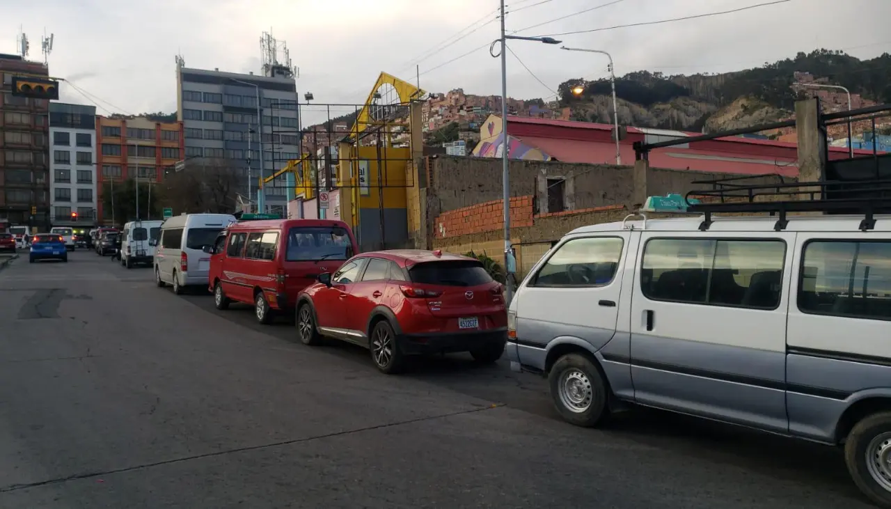 Extensas filas por combustible se reportan este miércoles en el centro de la ciudad de La Paz 