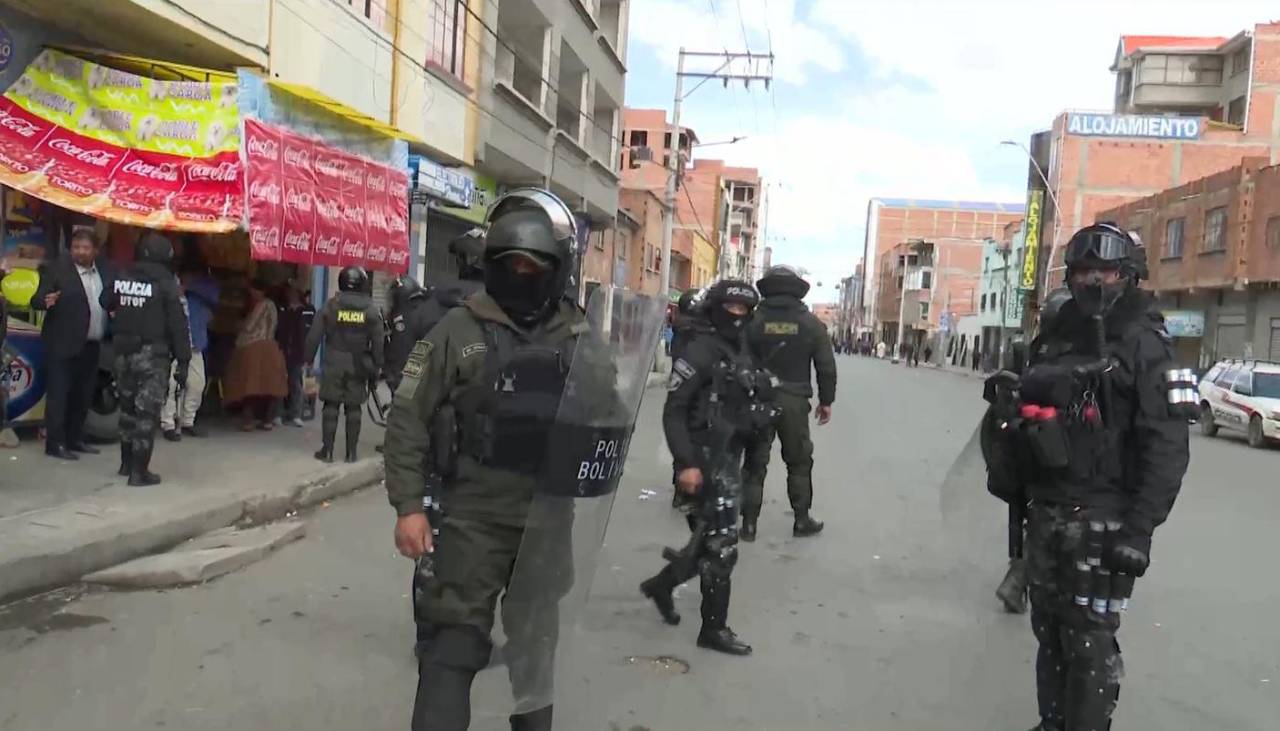 Reportan 28 arrestados tras enfrentamientos entre choferes y policías en El Alto 