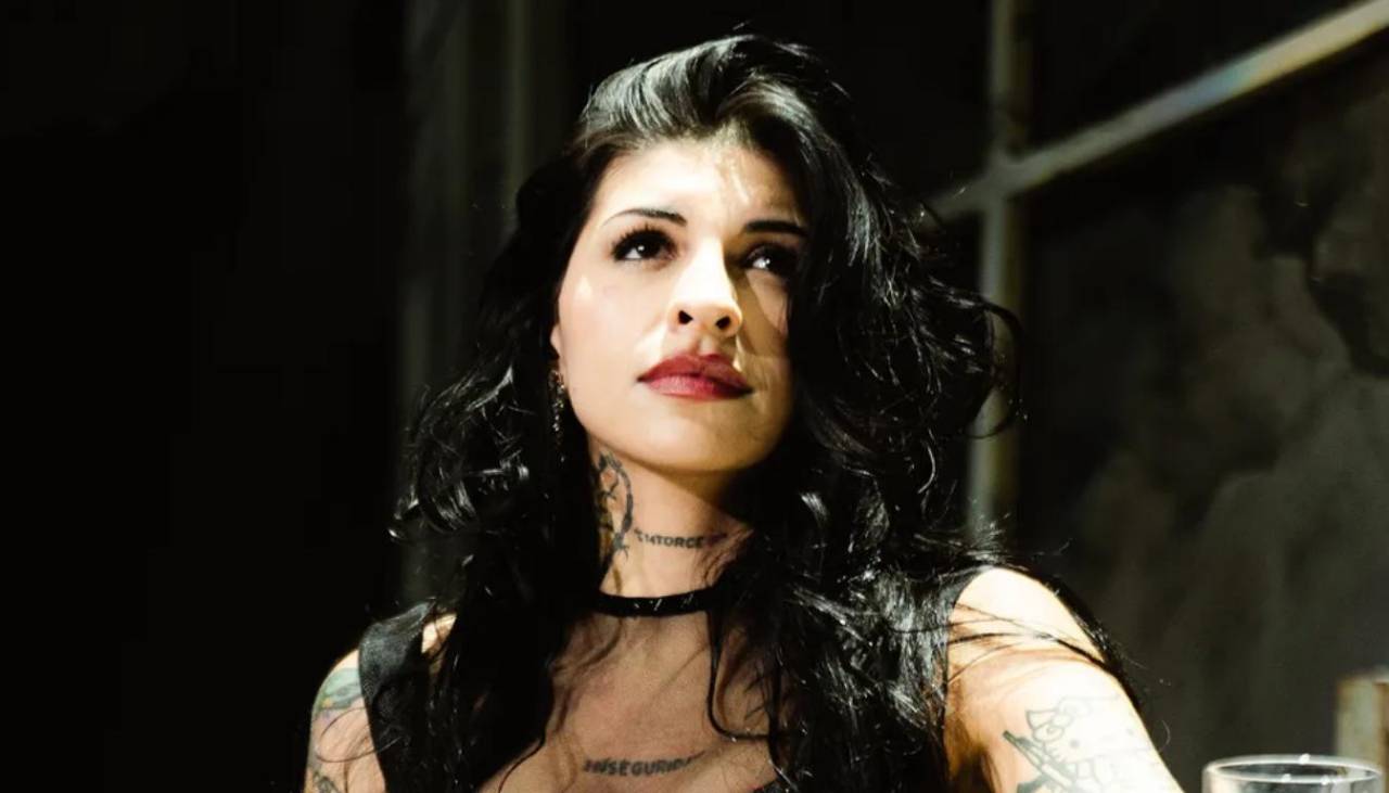 Cazzu desata polémica por supuesta burla a Ángela Aguilar antes de cantar ‘Con Otra’