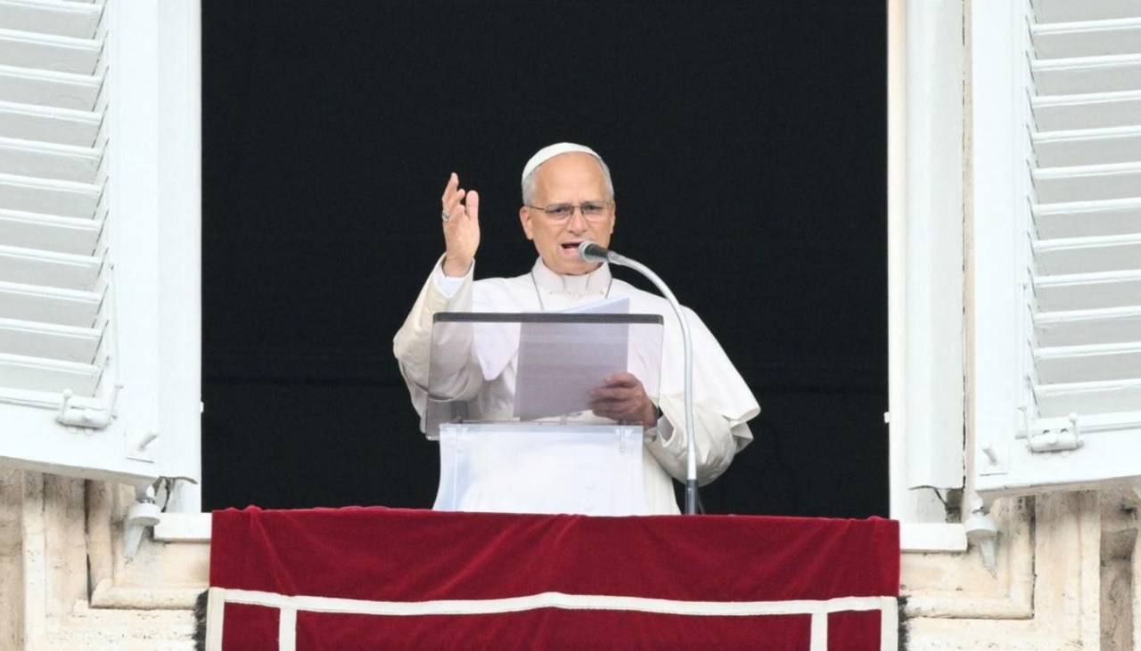 “Les agradezco a los que rezaron por mí”: El papa saluda a la multitud en el Vaticano después de su operación de cáncer