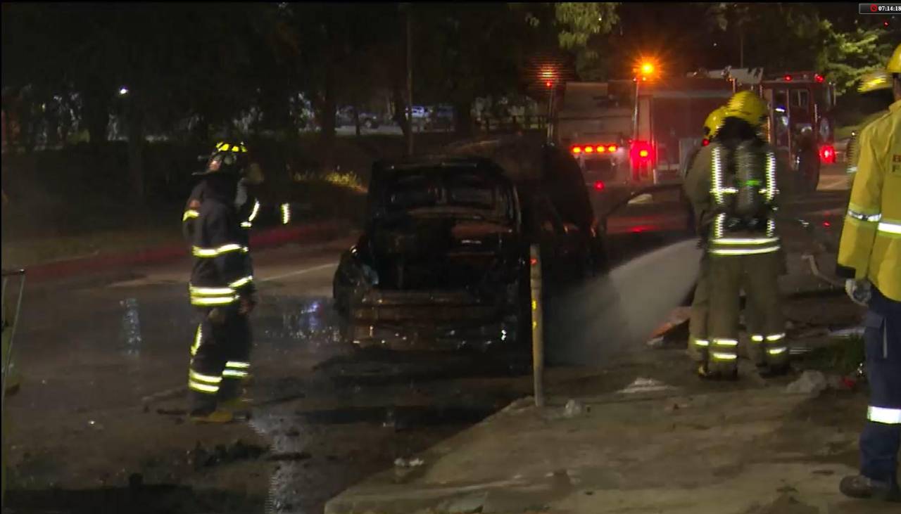 Reportan incendio de vehículo en pleno cuarto anillo de la capital cruceña