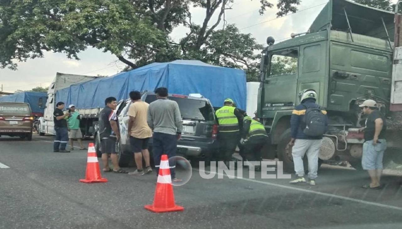 Accidente con muerte en Santa Cruz: Vehículo impacta a un camión que hacía fila en un surtidor