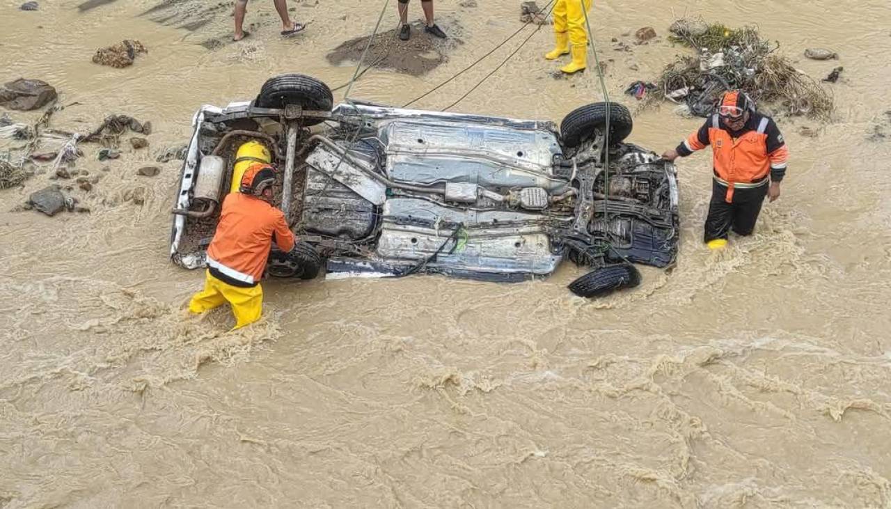 Video: Un vehículo terminó con serios daños tras ser arrastrado por las aguas de un río en Sucre