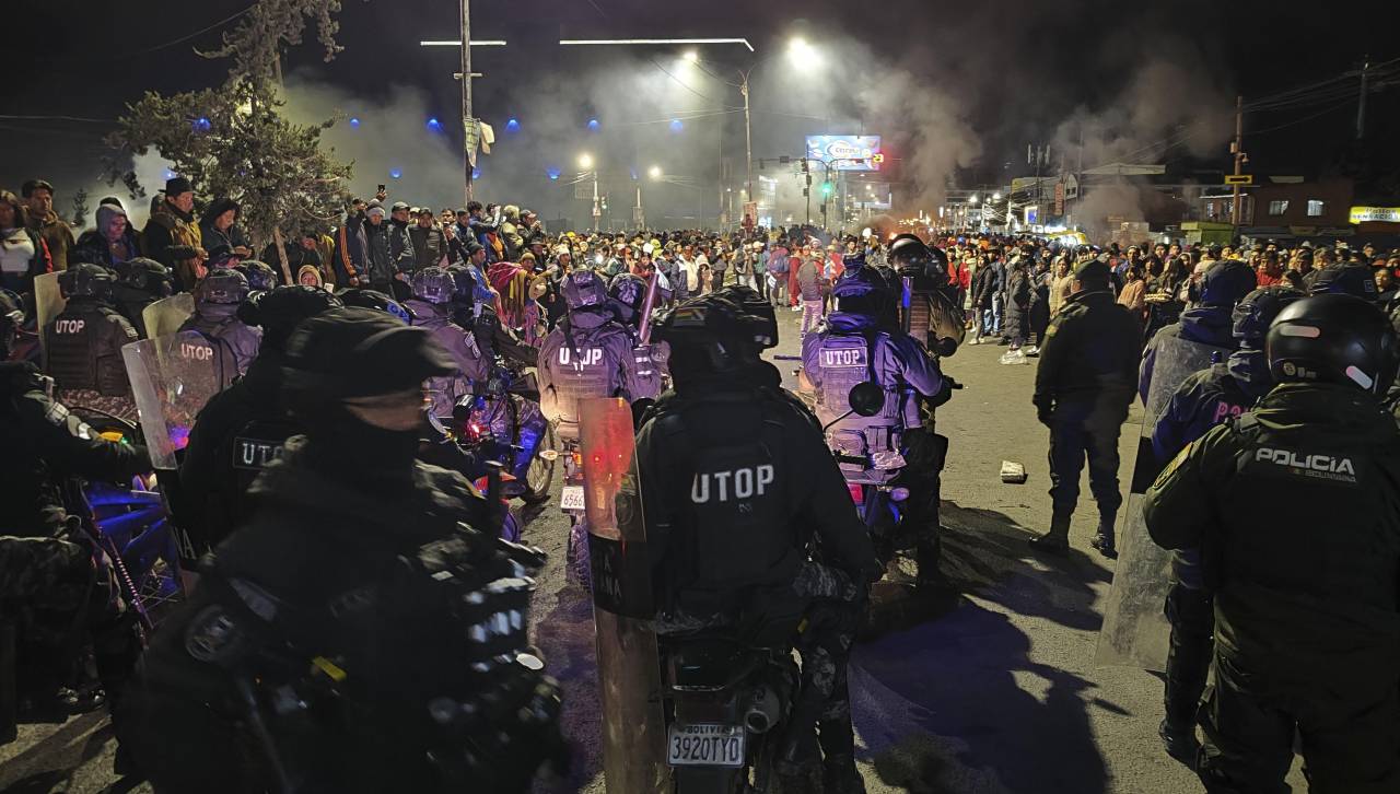 Caos en El Alto: desmanes, saqueos y bebidas alcohólicas en puntos de bloqueo