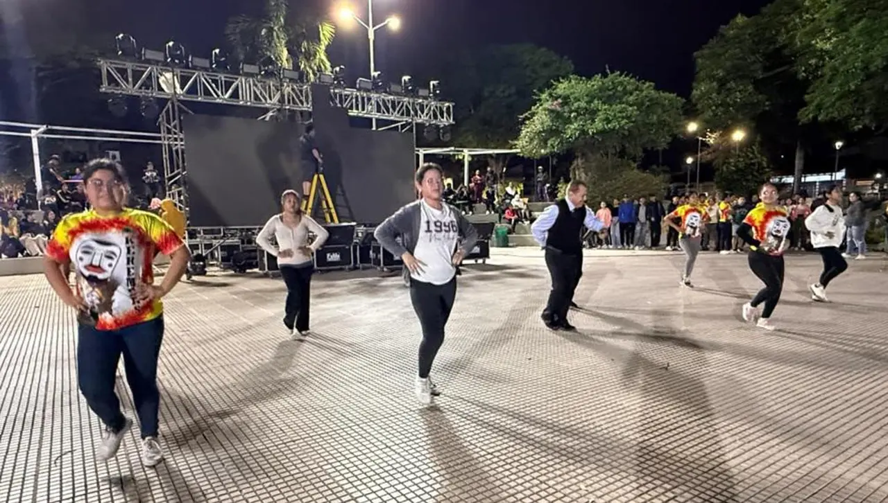 500 bailarines, artistas y la reina María Pía Stancov encenderán la Serenata a Santa Cruz este martes