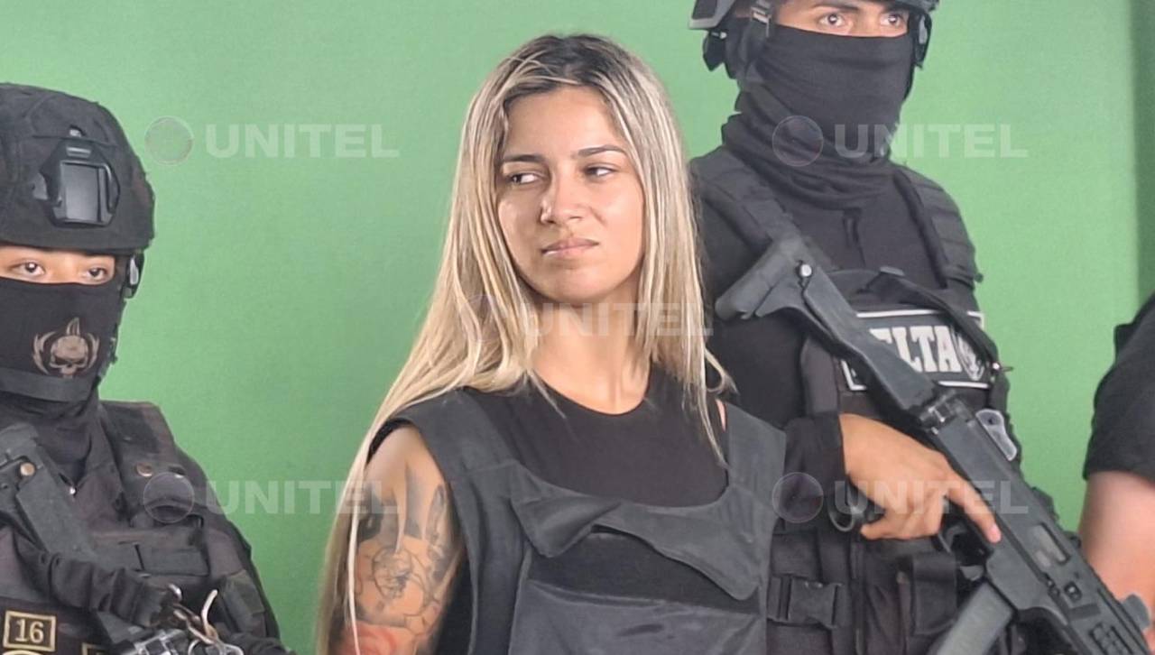 Con una sonrisa en el rostro, así apareció la hermanastra de Sebastián Marset durante la presentación de aprehendidos 