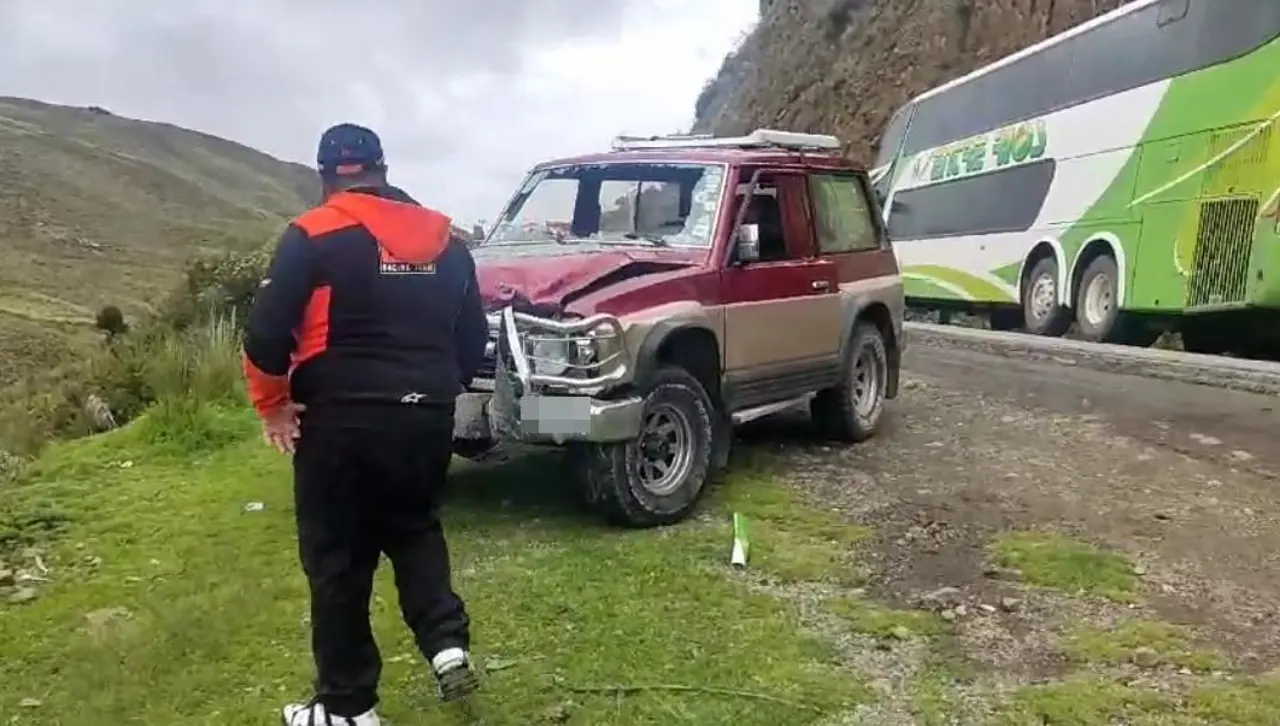 Tres heridos en choque frontal entre vagoneta y bus en la ruta Cochabamba - Santa Cruz