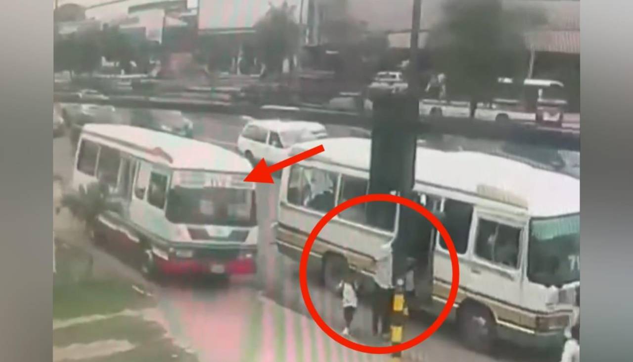 Cámara capta el momento cuando un micro se sube a la acera y atropella a un niño