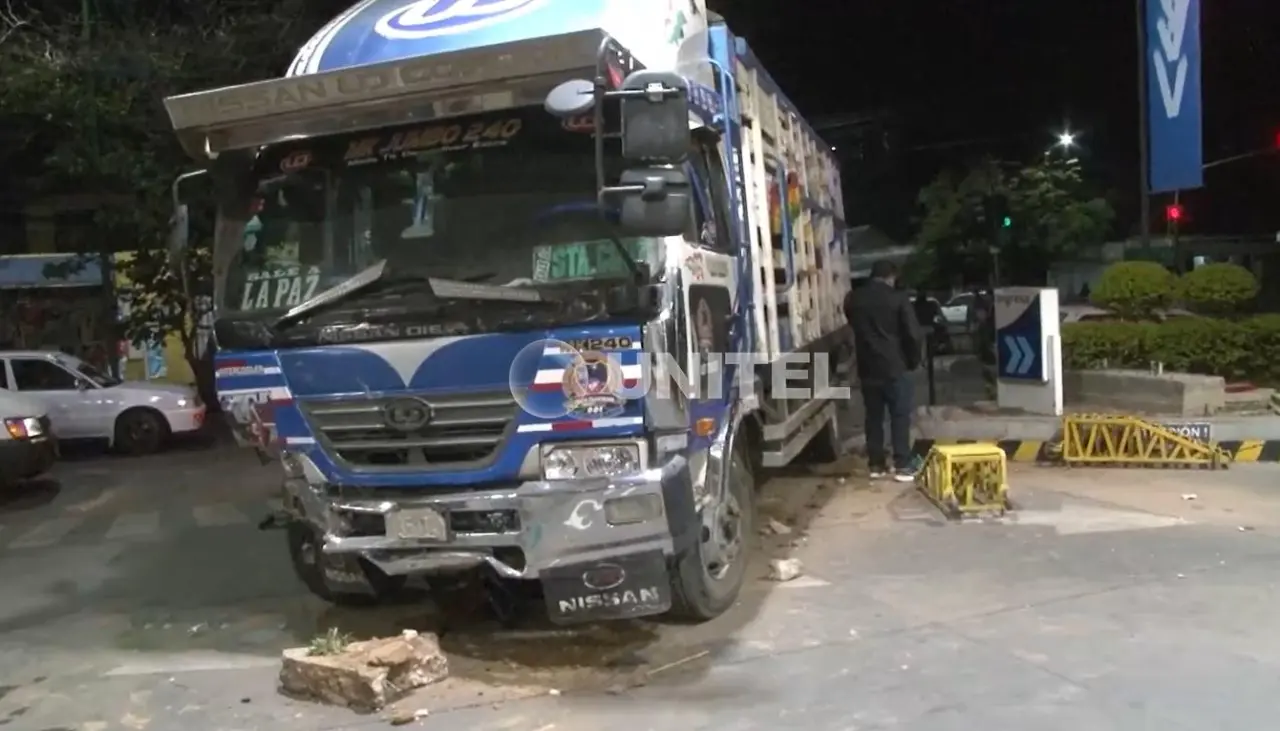 Un camión daña parte del ingreso de un surtidor tras impactar contra otro vehículo