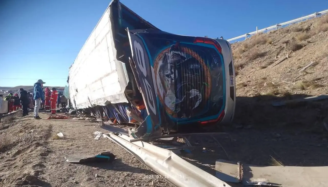 Hay dos niños: Esta es la lista de las personas que fallecieron tras vuelque de un bus