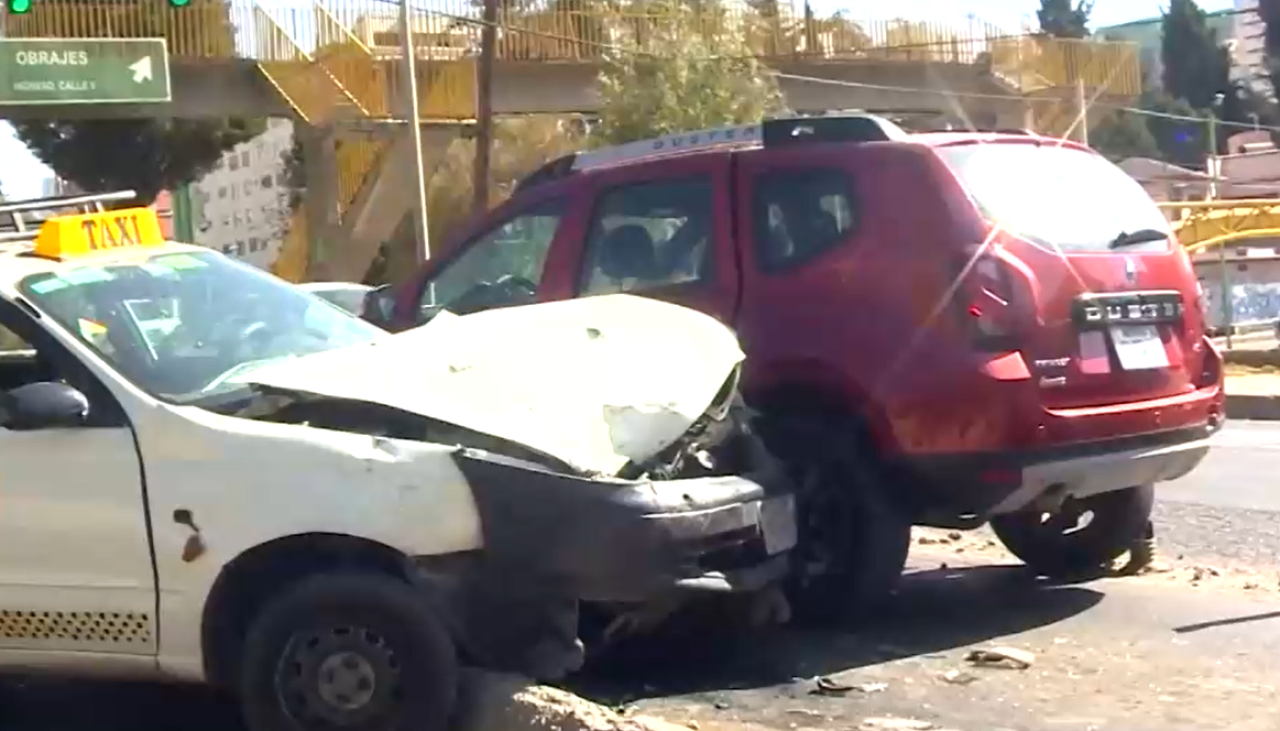 Tres vehículos quedan dañados tras colisión en la zona sur de La Paz 
