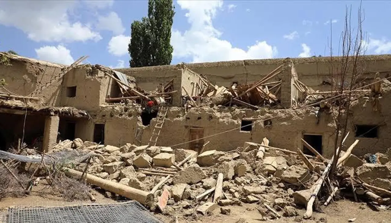 Más de 800 muertos en Afganistán en un sismo de magnitud 6