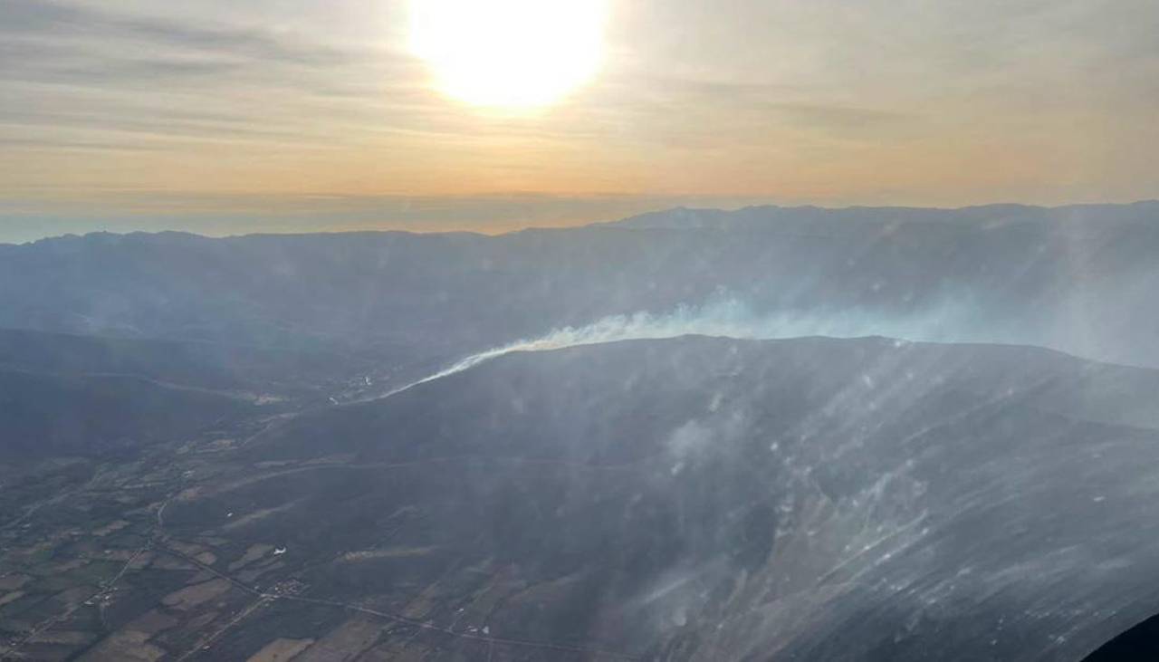 El fuego golpea a Tarija y se extreman labores con el despliegue de dos helicópteros
