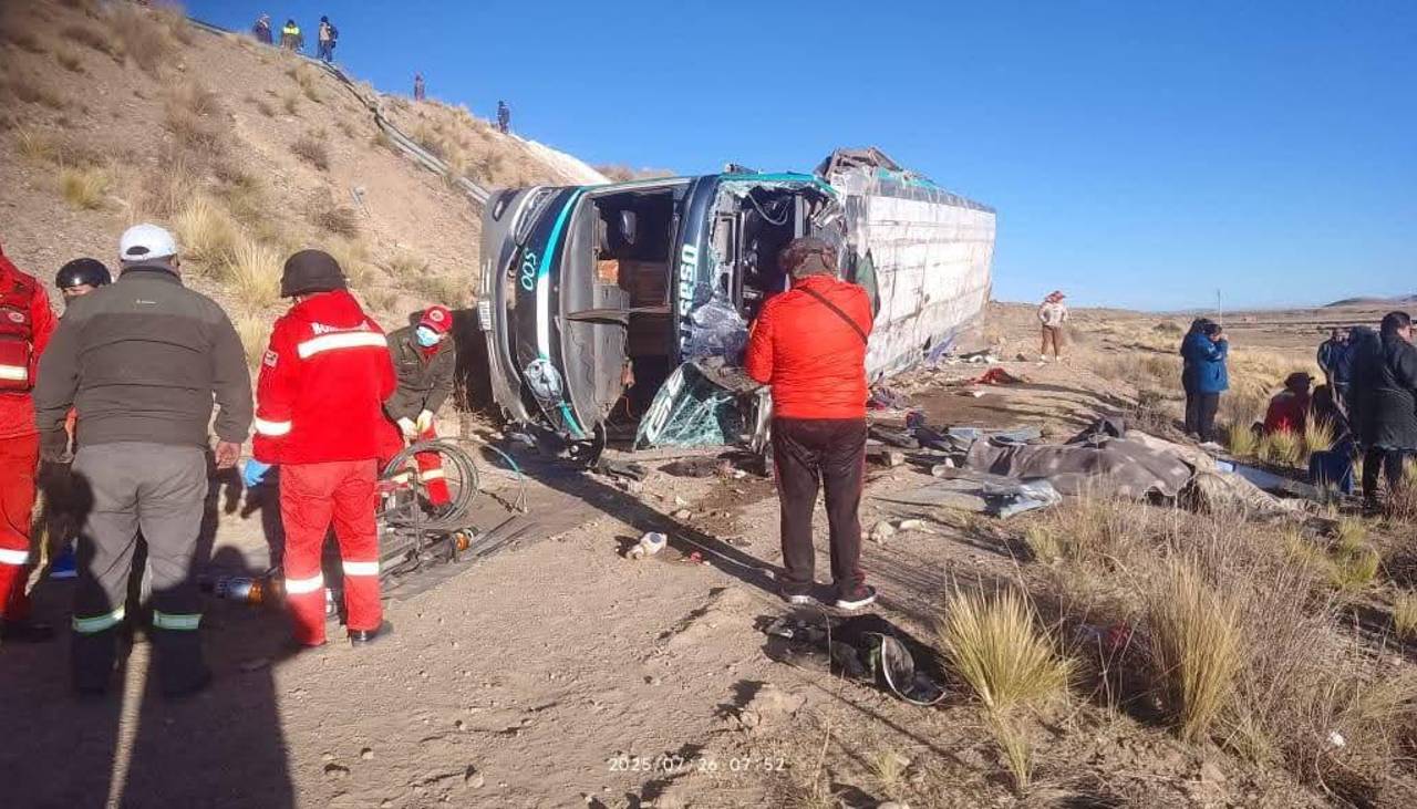 Tragedia en carretera: Bus vuelca y deja cinco muertos y 16 heridos