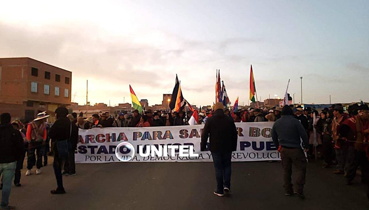 La marcha de Evo se dirige a El Alto; Ventilla amanece con bloqueos y una ‘alfombra’ de piedras en el camino 