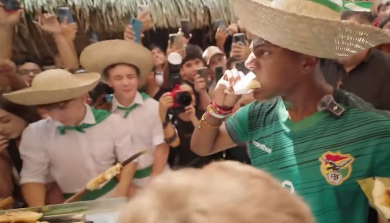 Con un sombrero de saó, Speed prueba gastronomía cruceña y queda atrapado en medio del tránsito