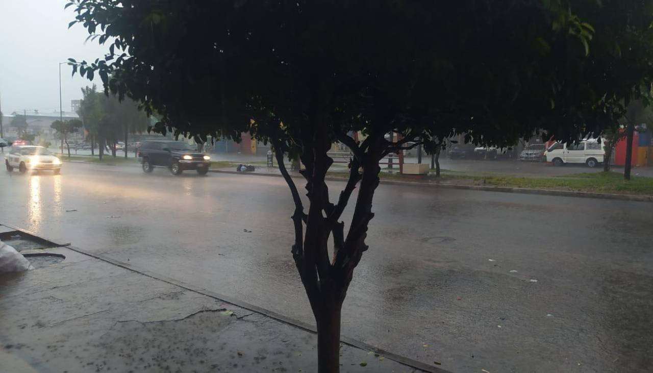 Video: Lluvia y tormenta eléctrica sorprenden a los cruceños tras días de intenso calor