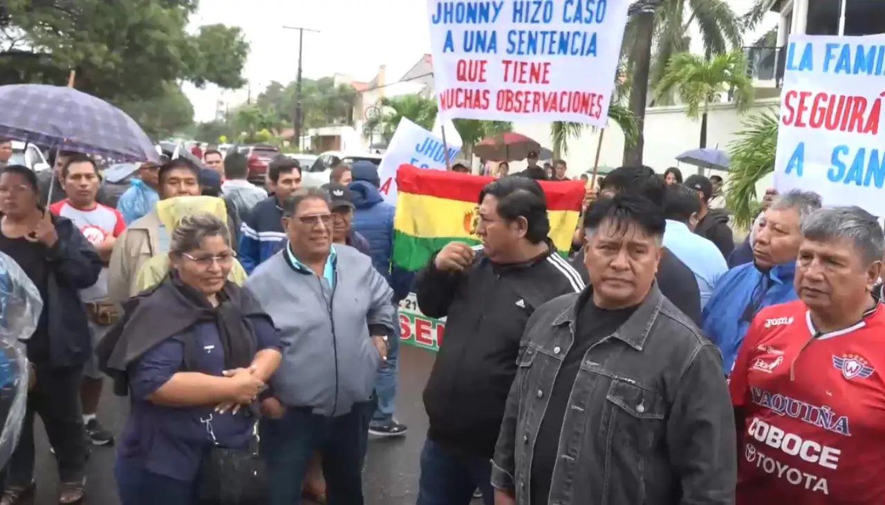 Comerciantes piden a Jhonny una “pausa administrativa” y que Saavedra continúe con la defensa del Mutualista