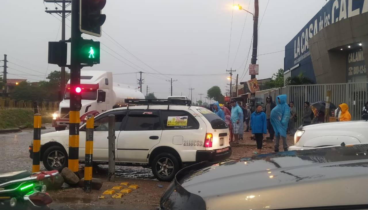 Santa Cruz amanece con lluvia que ayuda a que baje la densa humareda de los incendios