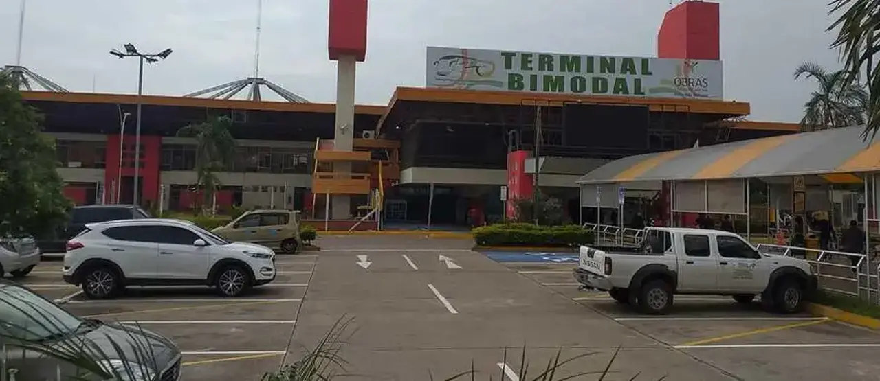Transporte “cierra operaciones” desde el lunes en la Bimodal cruceña por el diésel