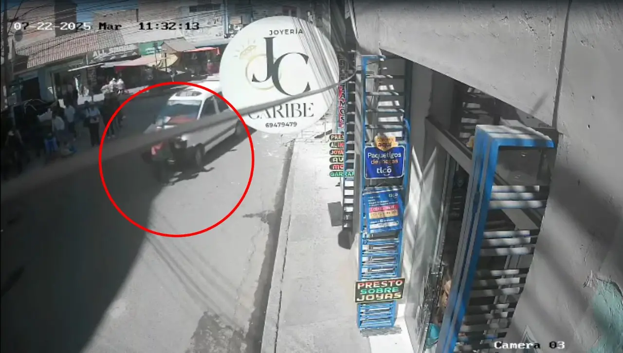 Imágenes sensibles: Un minibús arrolla a un adulto mayor en Quillacollo
