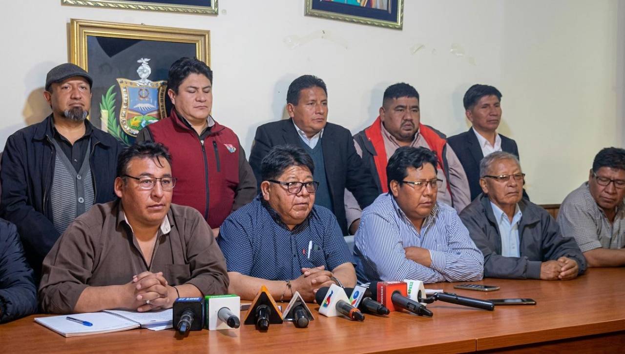 Choferes de La Paz se declaran en emergencia por el fin de la subvención al diésel y piden abrogar el decreto 5716